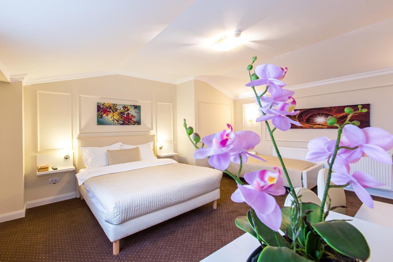 Prestige Hotel ยาช ภายนอก รูปภาพ